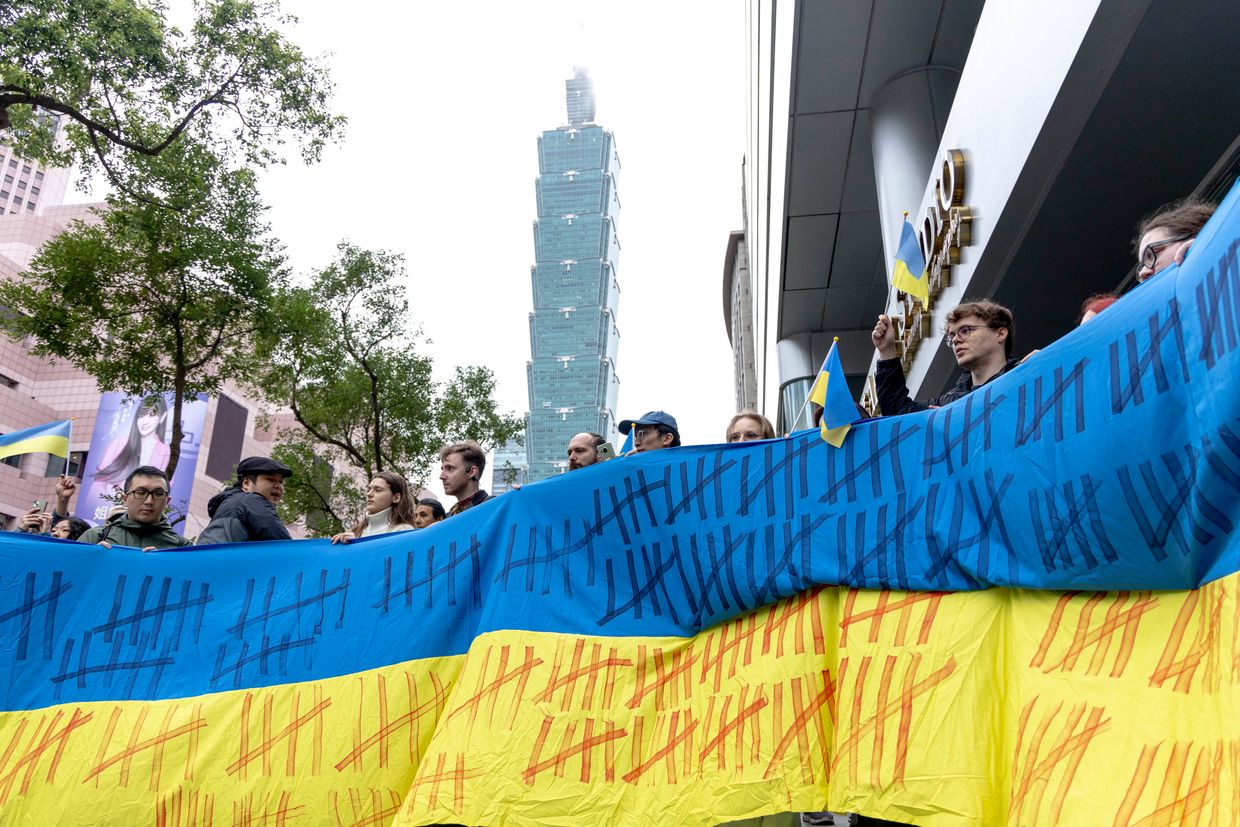 Amid growing Russian, US pressure, world rallies in support of Ukraine