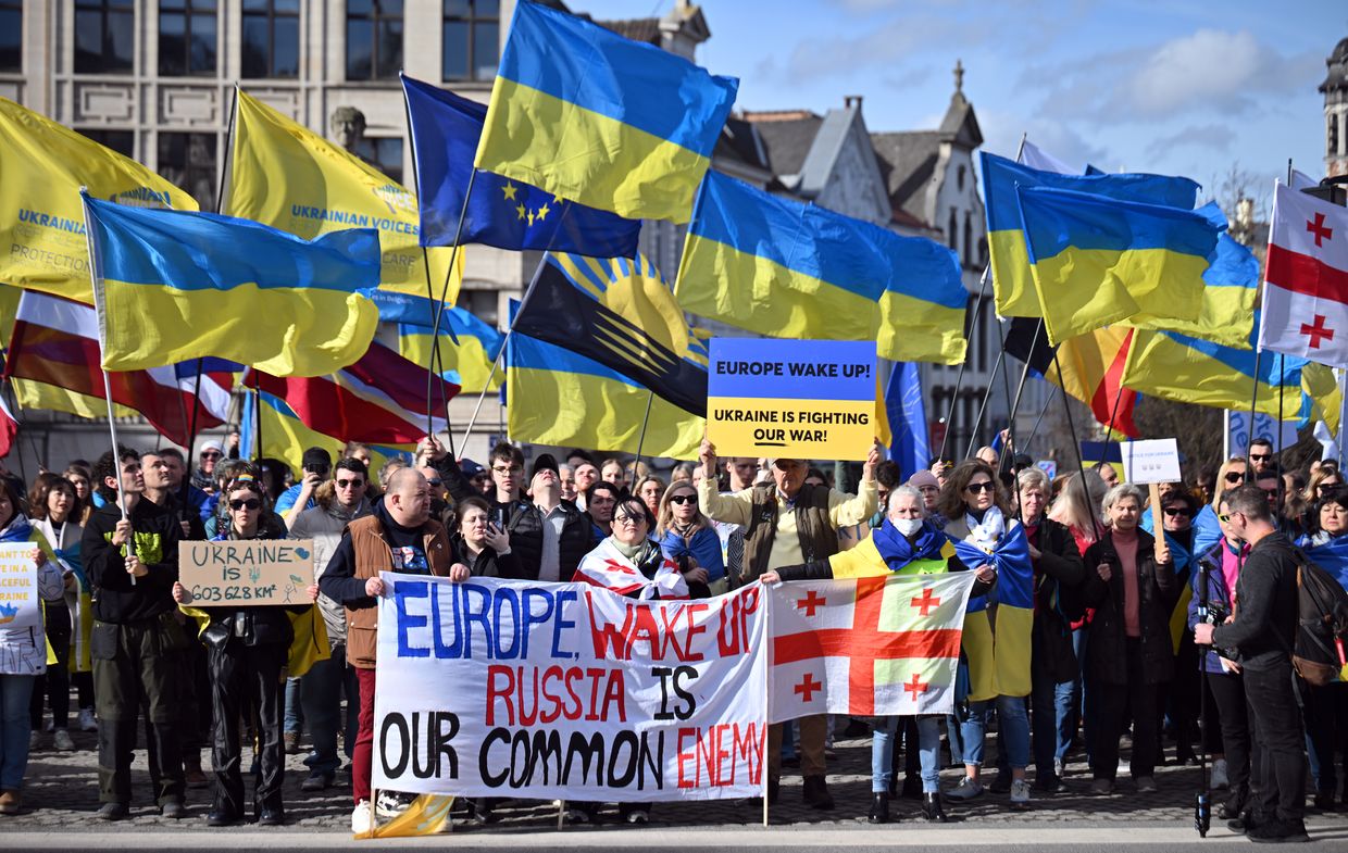 Amid growing Russian, US pressure, world rallies in support of Ukraine