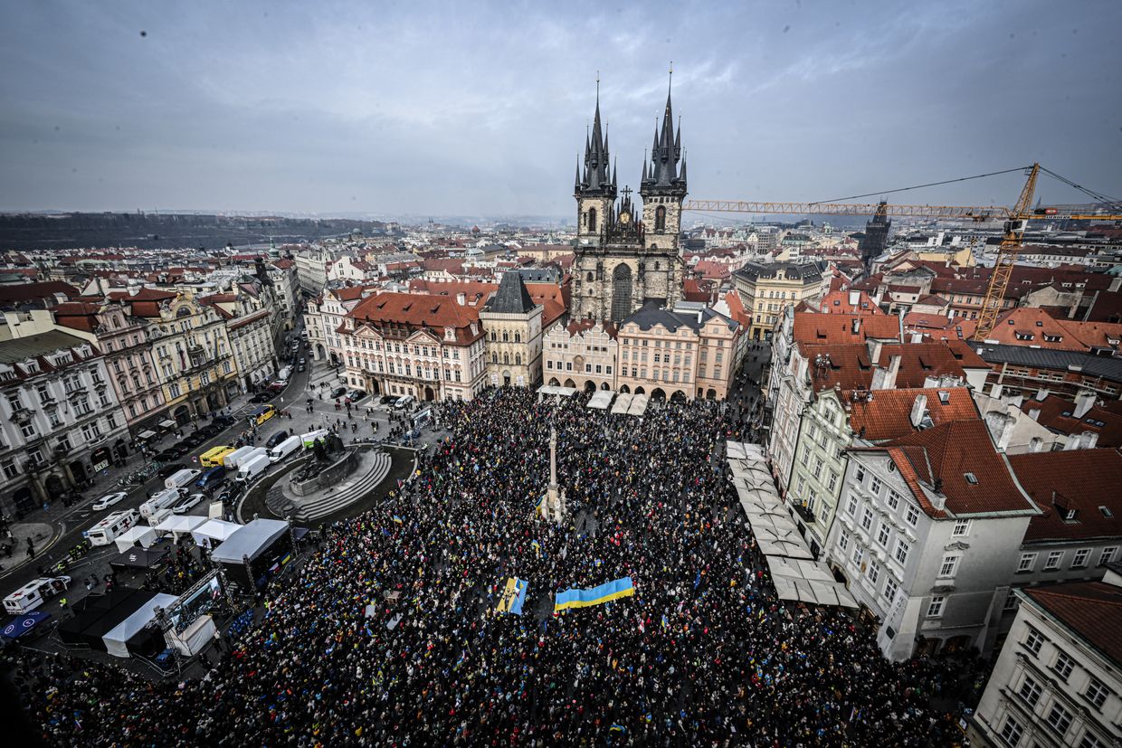 Amid growing Russian, US pressure, world rallies in support of Ukraine