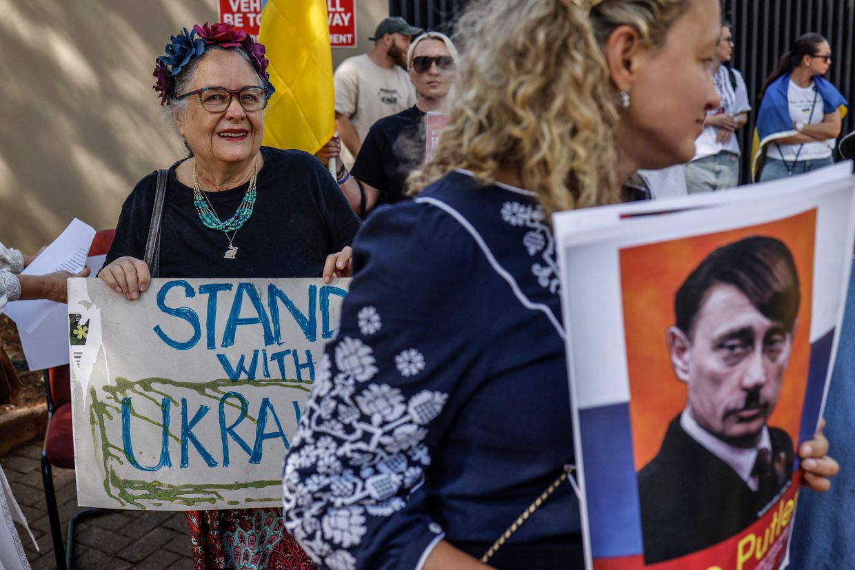 Amid growing Russian, US pressure, world rallies in support of Ukraine