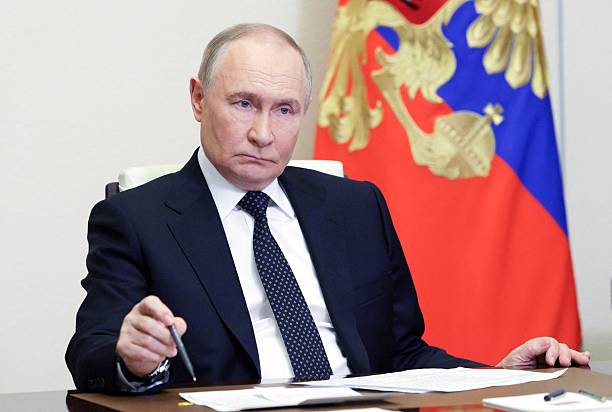 Russia bombs central Kherson, partially destroys regional administration building